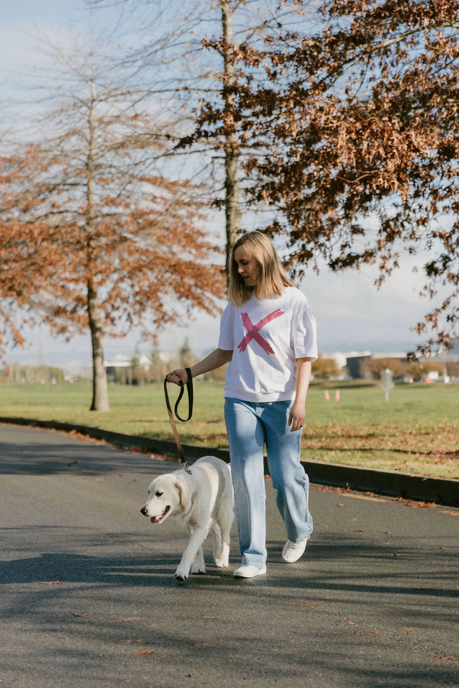 HOMELEE WYLDER TEE - WHITE WITH A CANDY PINK X - WILDROSE