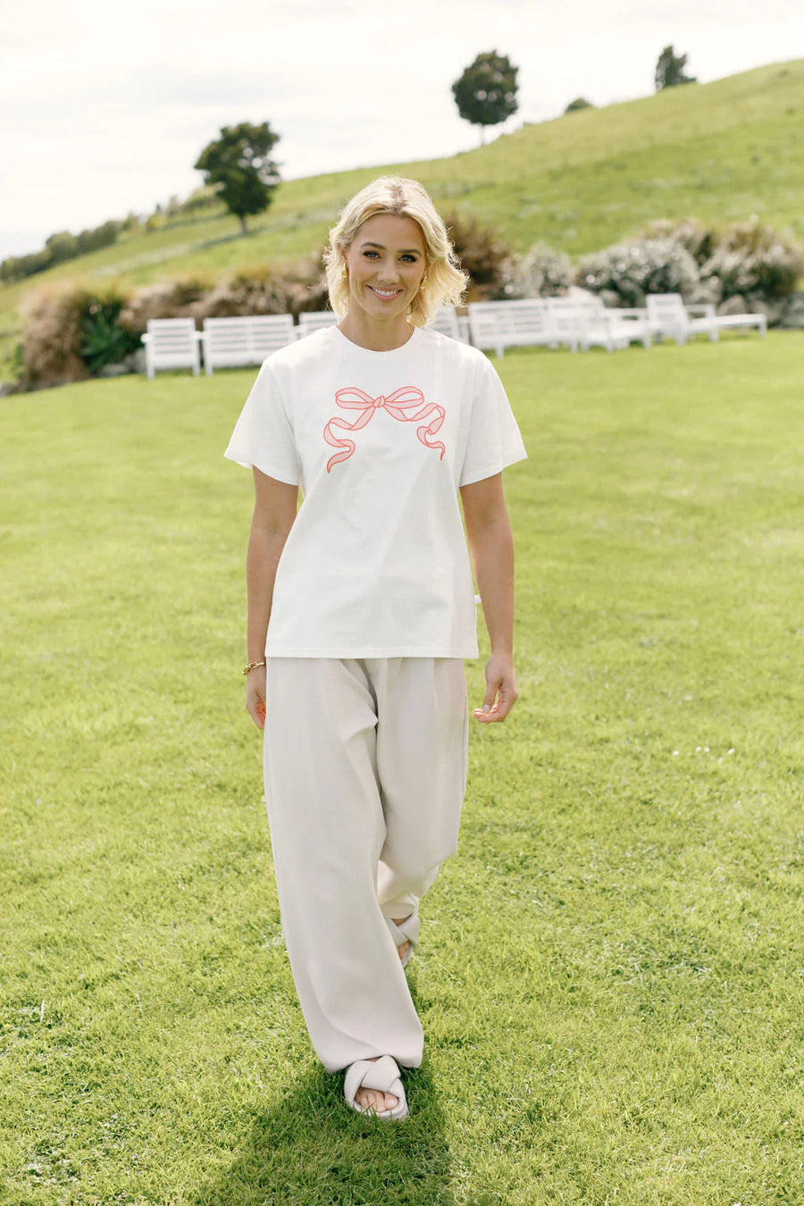HOMELEE CHRIS TEE - WHITE WITH BLOSSOM BERRY BOW - WILDROSE