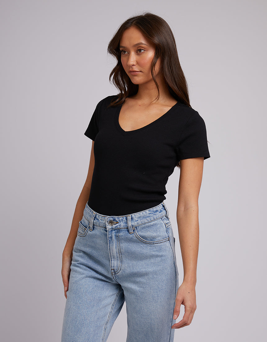 SILENT THEORY LILY V-NECK TEE - BLACK- WILD ROSE
