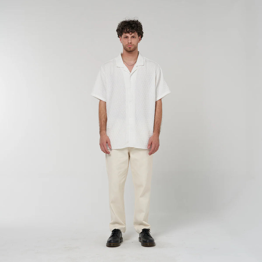 CRATE DASH TEXTURE SS SHIRT - WHITE - WILDROSE