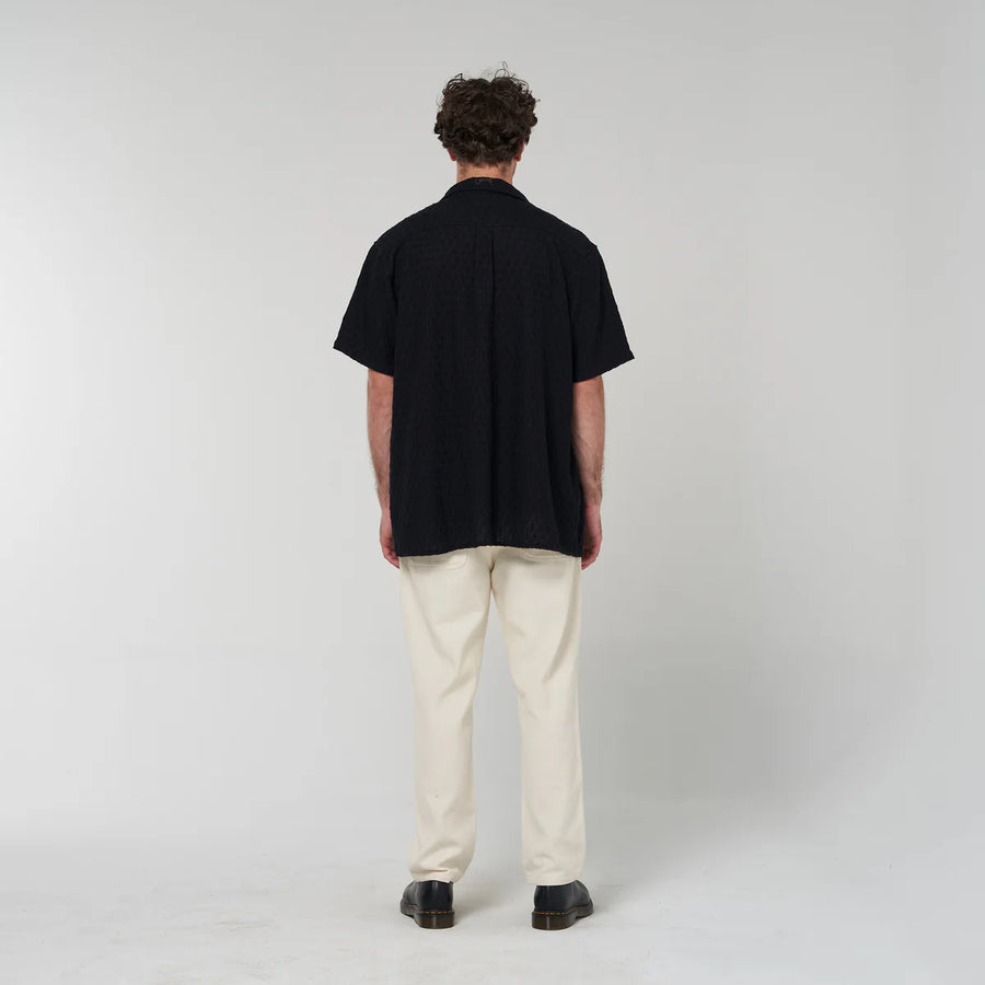 CRATE DASH TEXTURE SS SHIRT - BLACK - WILDROSE