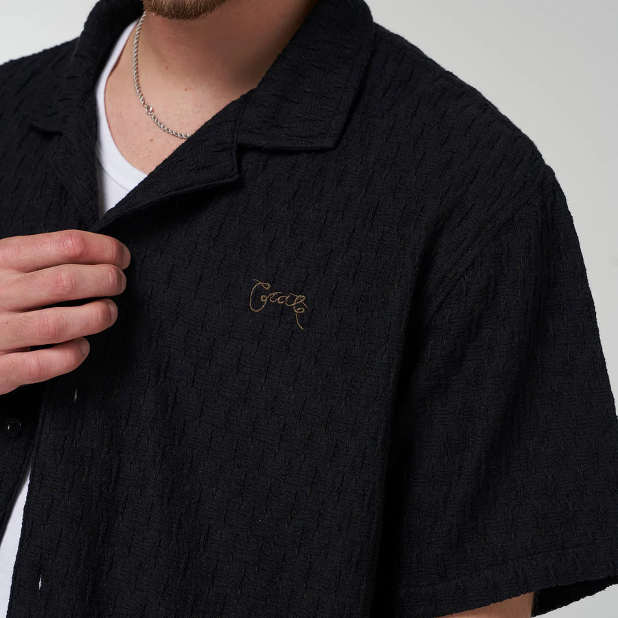 CRATE DASH TEXTURE SS SHIRT - BLACK - WILDROSE