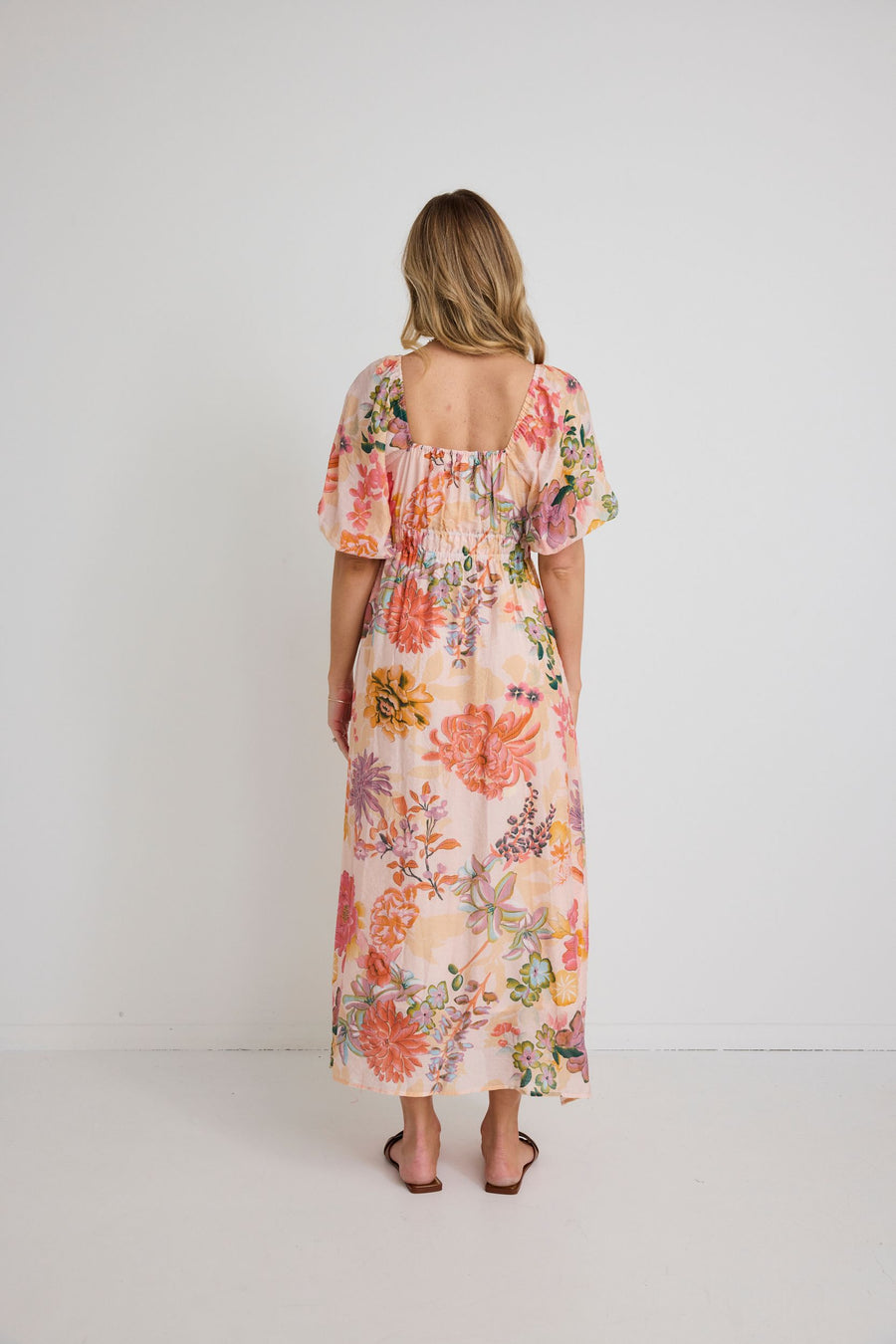 IVY + JACK POSY PEACH FLORAL SWEETHEART PUFF SLEEVE MIDI DRESS - WILDROSE