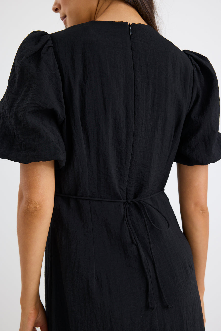 STORIES TO BE TOLD ELDER BLACK SHORT PUFF SLEEVE TIE MIDI DRESS - WILDROSE