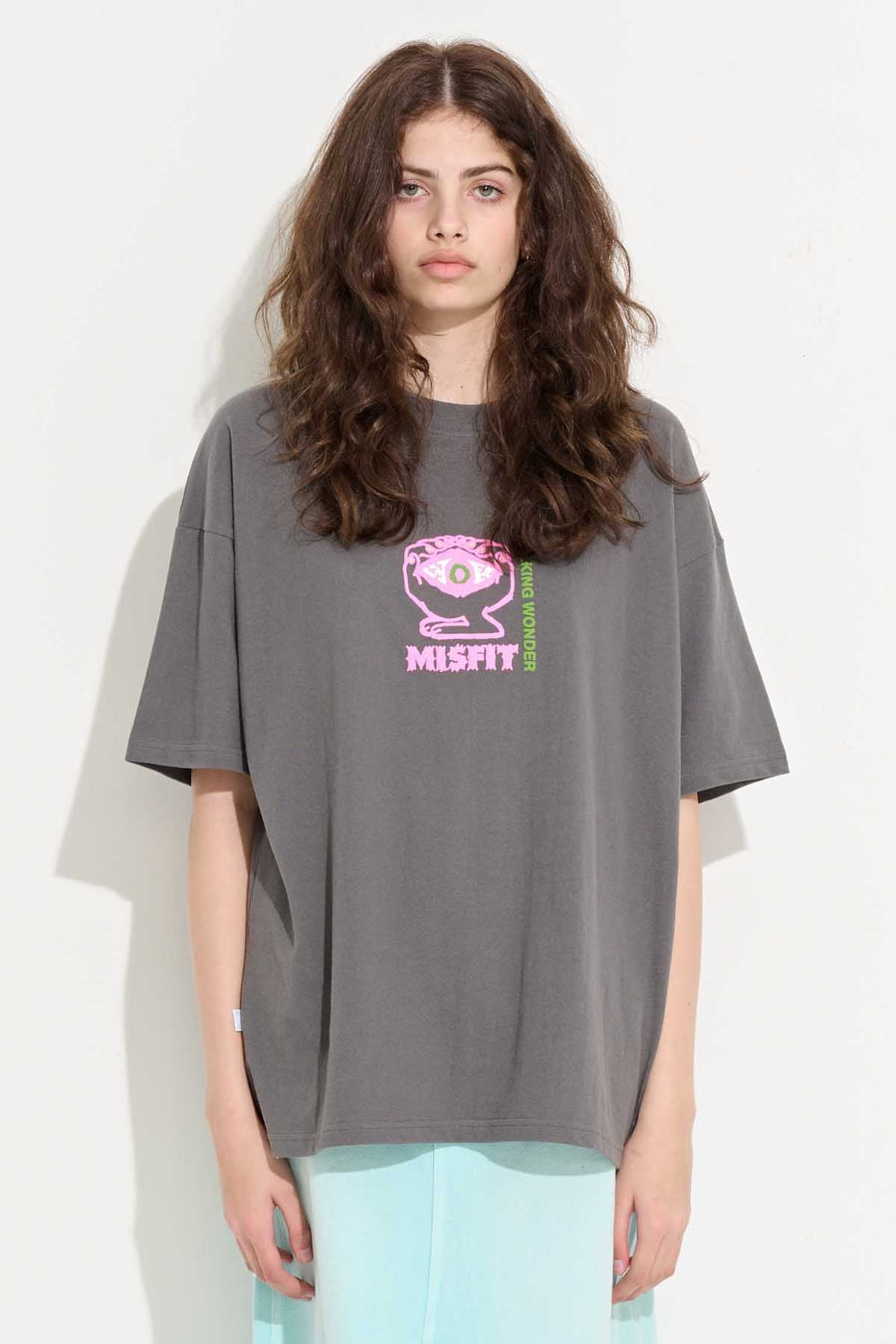 MISFIT WALKING WONDERS OS TEE - CHARCOAL - WILDROSE