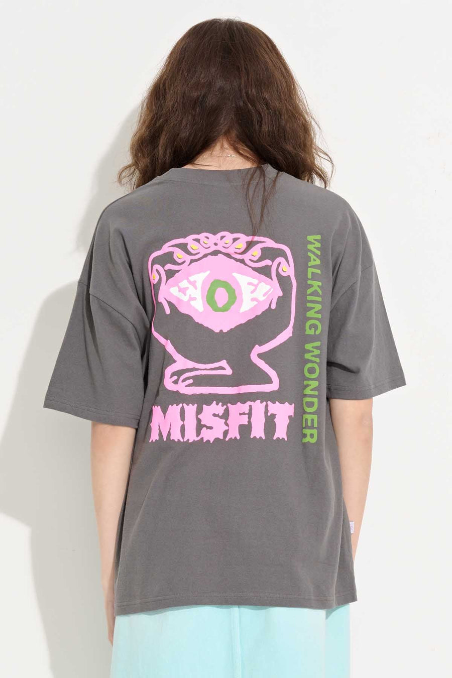 MISFIT WALKING WONDERS OS TEE - CHARCOAL - WILDROSE