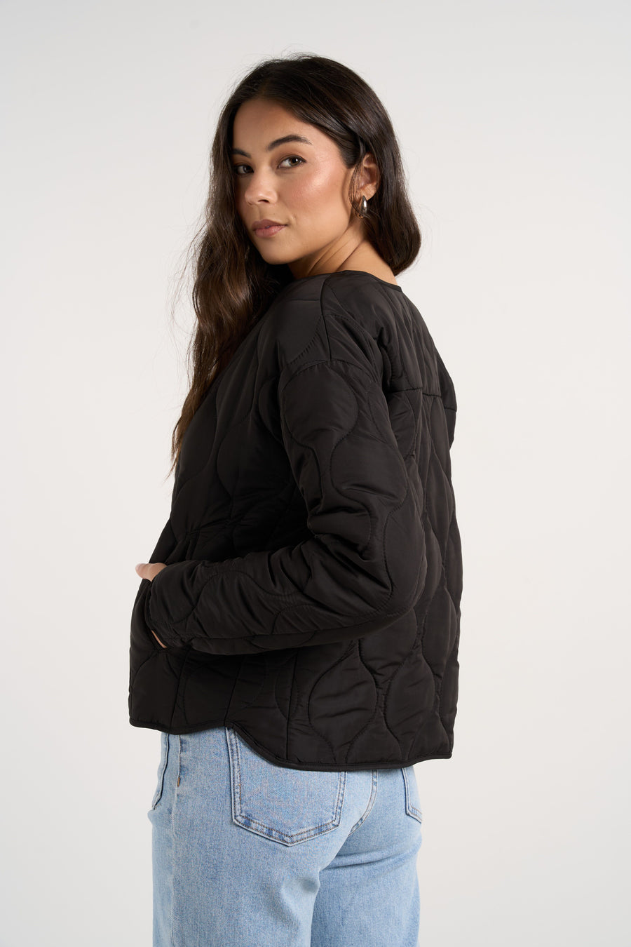 STORIES TO BE TOLD APEX BLACK COLLARLESS PUFFER JACKET - BLACK - WILDROSE