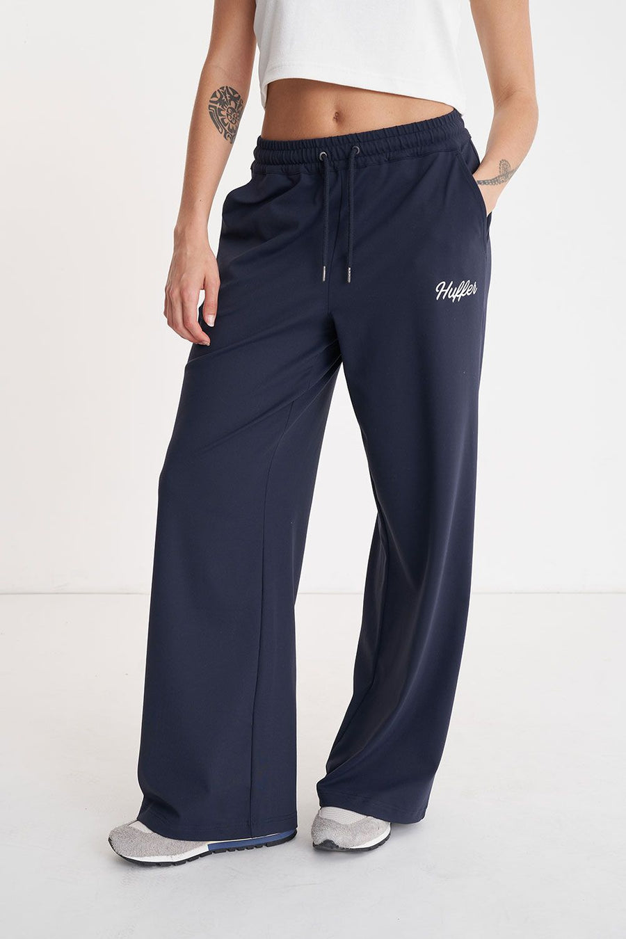 HUFFER WMNS STRAIGHT LEG TRACKPANT MIDNIGHT - WILDROSE