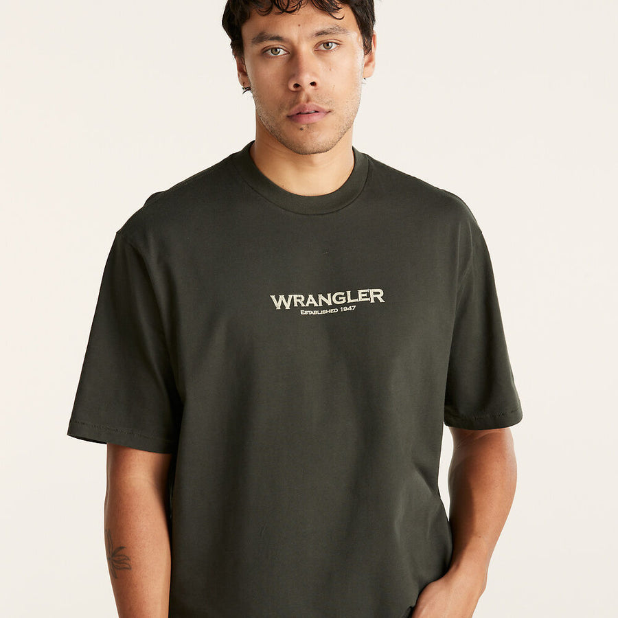 WRANGLER ENCYCLOPEDIA SLACKER TEE - DARK SLATE - WILDROSE