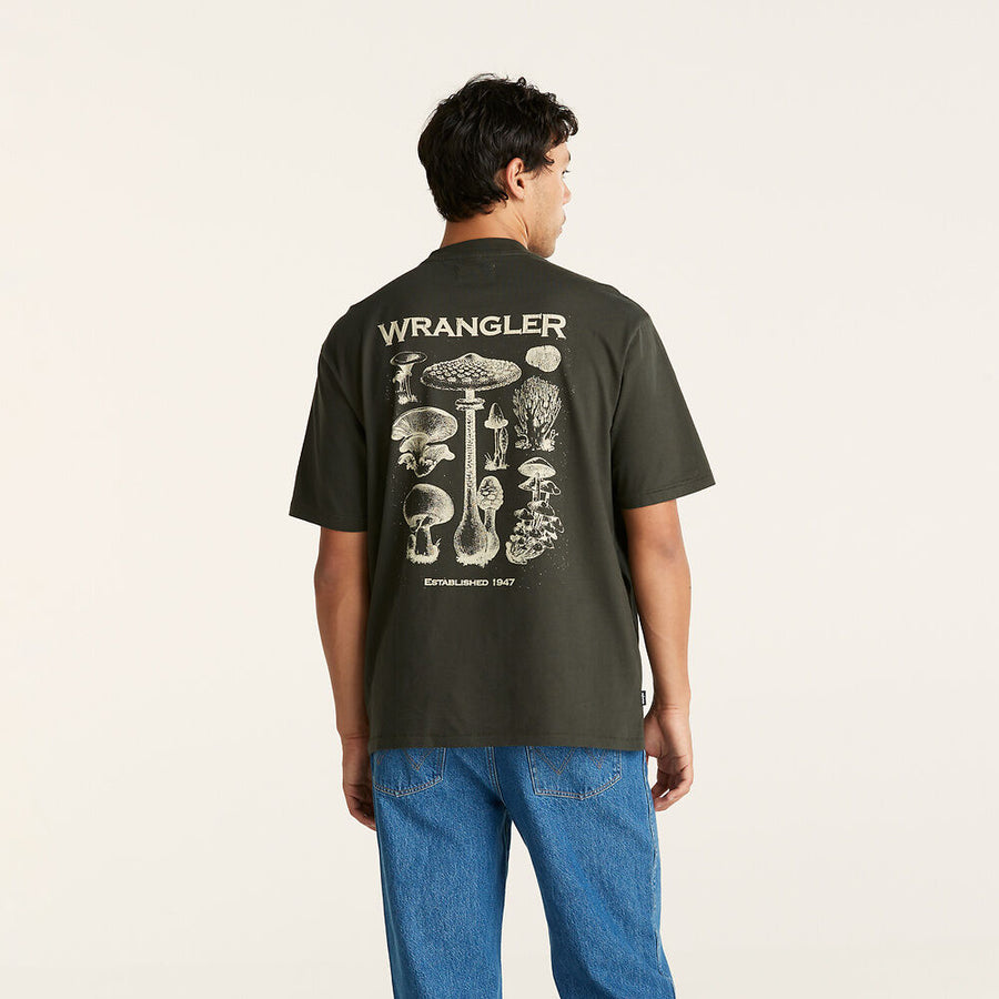 WRANGLER ENCYCLOPEDIA SLACKER TEE - DARK SLATE - WILDROSE