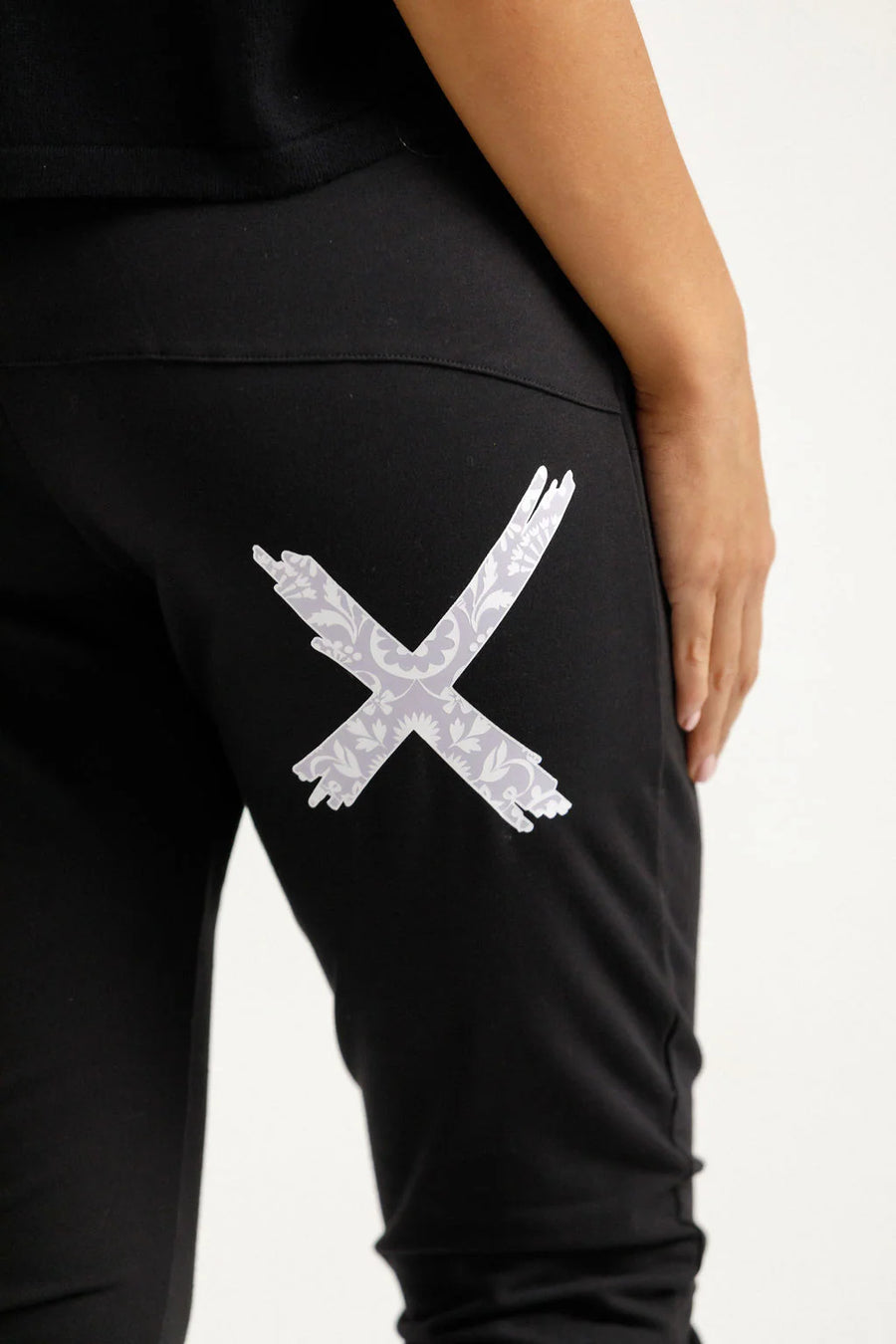 HOME-LEE APARTMENT PANTS WINTER - BLACK WITH LILAC DAMASK X - WILDROSE