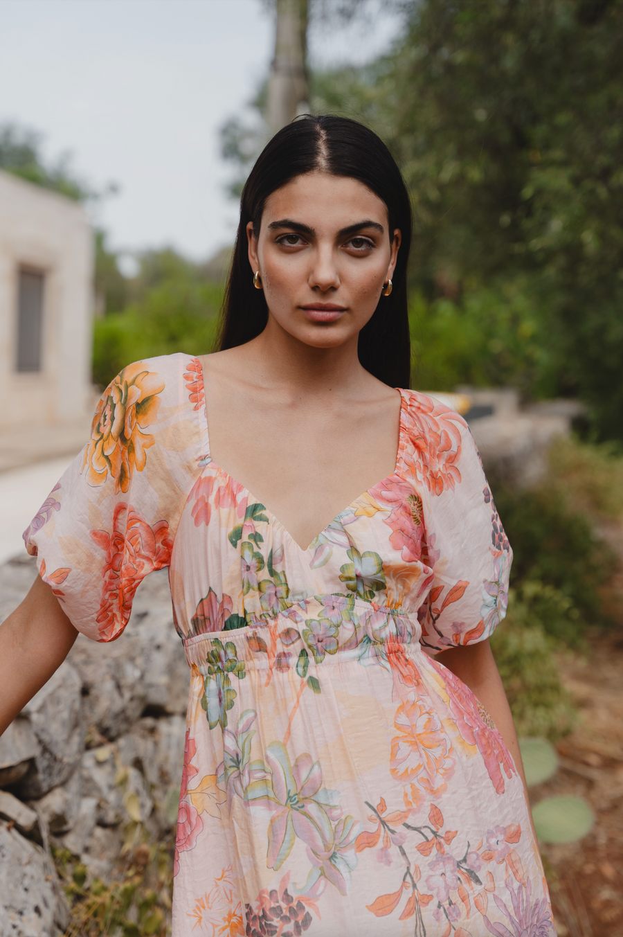 IVY + JACK POSY PEACH FLORAL SWEETHEART PUFF SLEEVE MIDI DRESS - WILDROSE